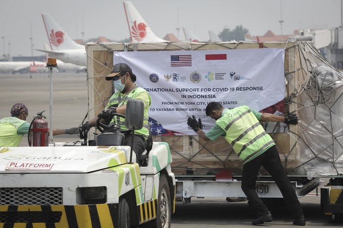 Petugas menurunkan Alat Kesehatan (alkes) COVID-19 saat tiba di Bandara Soekarno-Hatta, Tangerang, Banten, Selasa (17/8/2021). Kedatangan dukungan tahap pertama alkes dari Pemerintah Kota New York, Amerika Serikat berupa ventilator beserta aksesoris berjumlah 176 unit tersebut sebagai upaya untuk menyelamatkan serta memulihkan kondisi pasien COVID-19 dengan kategori berat dan kritis. ANTARA FOTO/Dhemas Reviyanto/aww.