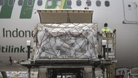 Petugas menurunkan Alat Kesehatan (alkes) COVID-19 saat mendarat di Bandara Soekarno-Hatta, Tangerang, Banten, Selasa (17/8/2021).