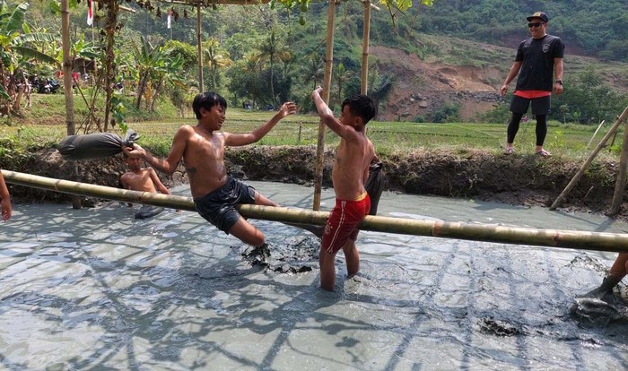 Sejumlah anak-anak mengikuti lomba gebuk bantal di Kampung Cidadap, Kecamatan Padalarang, Kabupaten Bandung Barat (KBB). Begini keseruannya.