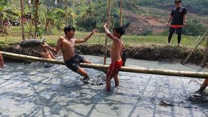 Keseruan Bocil Ikut Lomba Gebuk Bantal di Bandung Barat