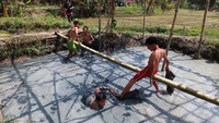 Sekali dua kali hantaman, seorang anak langsung terjatuh ke dasar kolam yang tak dalam-dalam amat. Tak terlihat rasa marah atau kecewa, mereka justru tertawa gembira seolah tak ada beban.