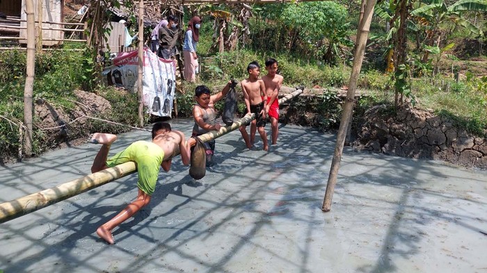 Sejumlah anak-anak mengikuti lomba gebuk bantal di Kampung Cidadap, Kecamatan Padalarang, Kabupaten Bandung Barat (KBB). Begini keseruannya.