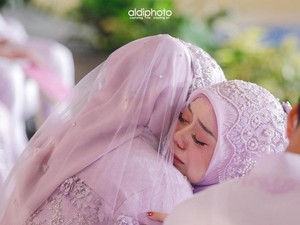Banjir Air Mata di Pengajian dan Siraman Lesti Kejora