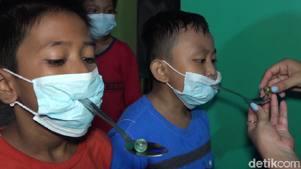lomba balap kelereng pakai masker
