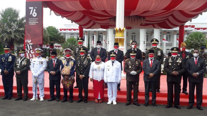 Gubernur Papua Lukas Enembe memimpin upacara peringatan HUT ke-76 RI, di halaman Gedung Negara, Jayapura, Selasa (17/8/2021).