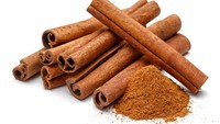 Kayu manis dalam jumlah kecil dapat memberikan rasa hangat dan aroma pada dessert. Namun konsumsinya berlebihan amat berbahaya. Kayu manis mengandung myristicin, yang dapat mengganggu fungsi otak dan menyebabkan halusinasi, mual, dan detak jantung tidak teratur. Foto: Getty Images/iStockphoto