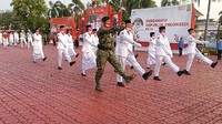 Upacara penurunan bendera berlangsung sekitar pukul 16.00, di saat cuaca sudah mulai sejuk mengiringinya. Saat komandan upacara mulai memanggil pasukan 17, 8 dan 45, suasana terasa begitu hening dan khidmat.