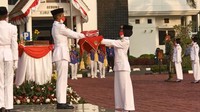 Setelah sesi penurunan bendera selesai, tiba saatnya pembawa bendera menyerahkan bendera pusaka ke pembina. Saat bendera mulai diterima oleh pembina upacara, bendera pusaka akhirnya kembali ke peraduannya, tersimpan suci dalam kotak kayu.