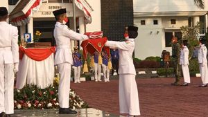 Melihat Khidmatnya Penurunan Bendera di Karawang