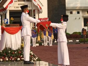 Melihat Khidmatnya Penurunan Bendera di Karawang