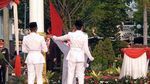 Melihat Khidmatnya Penurunan Bendera di Karawang