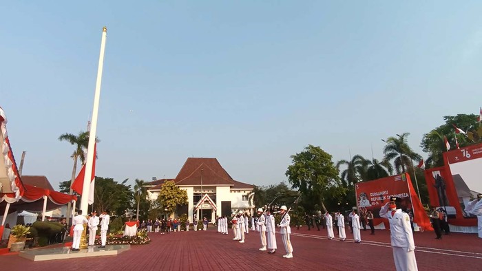 Upacara penurun bendera Merah Putih, dalam rangka peringatan kemerdekaan RI ke 76 digelar di Karawang. Upacara ini berlangsung khidmat.