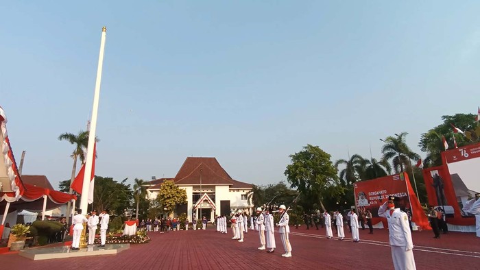 Melihat Khidmatnya Penurunan Bendera di Karawang Upacara penurun bendera Merah Putih, dalam rangka peringatan kemerdekaan RI ke 76 digelar di Karawang. Upacara ini berlangsung khidmat.