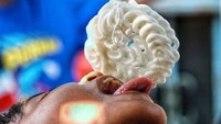 Dari lomba makan kerupuk kita bisa belajar, bahwa semua yang ada di depan mata tidaklah mudah diraih. Lihat saja kerupuk sudah di depan mata tapi sangat sulit digapai. Foto: sbm images