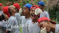 Lomba makan kerupuk mungkin jadi salah satu lomba yang dinanti anak kost. Menang atau kalah tetap bisa makan. Meskipun tak kenyang, tapi seru bisa ngunyah kerupuk gratis. Foto: sbm images