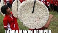 Nah begini jadinya kalau lomba makan kerupuk pakai kerupuk raksasa. Dijamin kenyangnya awet lama sampai malam. Hemat ya, nggak perlu makan malam lagi. 