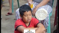Apa daya kalau belum mulai lomba tapi kerupuknya sudah terjatuh. Yang ada hanya bisa pasang tampang sedih begini. Duh gagal makan kerupuk deh. Foto: sbm images