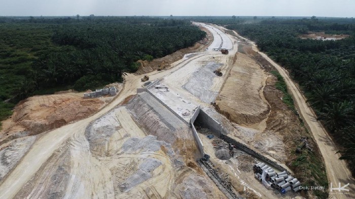 Pembangunan Jalan Tol Trans Sumatera terus berjalan meski pandemi COVID-19 melanda. Intip Yuk, sejumlah proyek yang sedang berjalan.