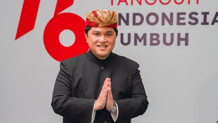 Menteri BUMN Erick Thohir pakai baju adat Lampung