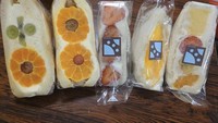 Makan sandwich kekinian dengan isi buah-buahan dari Jepang juga enak. Abe mampu menghabiskan semua makanan ini sendirian. Foto: Instagram @archeabeco