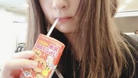  Paling suka jajan, Abe dimanjakan dengan aneka makanan dan minuman ringan yang unik-unik di Jepang. Posenya sesuai dengan wajah imutnya. Foto: Instagram @archeabeco