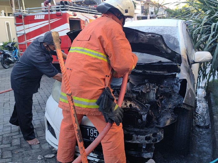 Mobil terbakar di surabaya