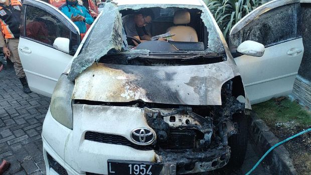 Mobil terbakar di surabaya
