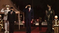 Selanjutnya, Jokowi selaku inspektur upacara memimpin apel kehormatan dan renungan suci.