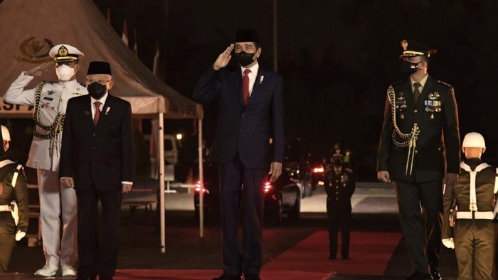 Momen Jokowi Pimpin Apel Kehormatan dan Renungan Suci di TMP Kalibata Presiden Joko Widodo pimpin apel kehormatan dan renungan suci di TMP Nasional Utama, Kalibata, Jakarta. Acara itu merupakan rangkaian peringatan HUT ke-76 RI.