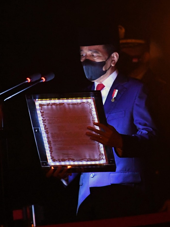 Momen Jokowi Pimpin Apel Kehormatan dan Renungan Suci di TMP Kalibata Presiden Joko Widodo pimpin apel kehormatan dan renungan suci di TMP Nasional Utama, Kalibata, Jakarta. Acara itu merupakan rangkaian peringatan HUT ke-76 RI.