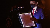 Presiden Joko Widodo (Jokowi) tiba di TMP Kalibata, Selasa (17/8/2021) pukul 00.00 bersama Wakil Presiden Maruf Amin terlebih dahulu melakukan penghormatan di gerbang TMP Kalibata. 