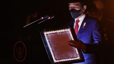 Momen Jokowi Pimpin Apel Kehormatan dan Renungan Suci di TMP Kalibata