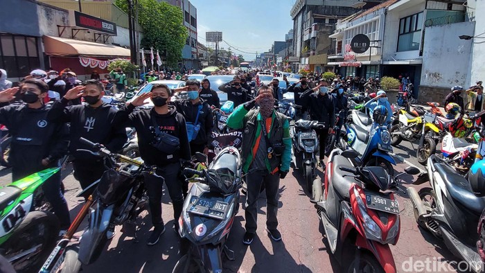 Tepat pukul 10.17 WIB, ribuan pengendara di Bandung melakukan sikap sempurna dan menyanyikan lagu Indonesia Raya. Begini momennya.