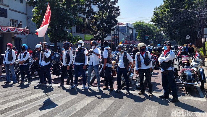 Tepat pukul 10.17 WIB, ribuan pengendara di Bandung melakukan sikap sempurna dan menyanyikan lagu Indonesia Raya. Begini momennya.