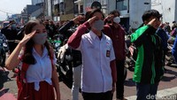 Tepat pukul 10.17 WIB, arus lalu lintas di Simpang Lima Kota Bandung, Jawa Barat mendadak hening. Ribuan pengendara mematikan mesin kendaraan saat pembacaan proklamasi dalam rangka HUT ke-76 RI.