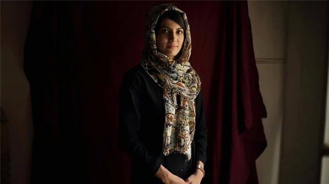 Ketika namanya menjadi populer, Niloofar juga mendapat ancaman dari rekan-rekan pria seprofesinya. Mulai dari penghinaan hingga ancaman pembunuhan datang dari pria-pria yang tidak suka profesinya sebagai pilot karena mereka percaya bahwa seorang wanita sebaiknya di rumah saja. Ancaman yang datang membuat Niloofar harus membawa senjata api setiap hari sebagai bentuk perlindungan diri. Ia juga tidak pernah meninggalkan pangkalan udaranya menggunakan seragam agar tak menjadi target. Foto: Dok. Facebook Niloofar Rahmani