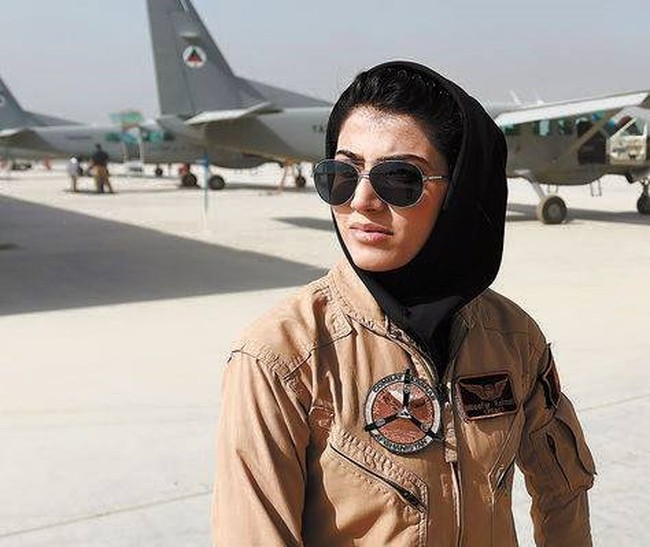 Niloofar Rahmani menjadi simbol harapan bagi jutaan wanita Afghanistaan ketika muncul dalam media massa yang menyebutnya sebagai pencetak sejarah karena merupakan pilot wanita pertama di negaranya pada 2013 lalu. Foto: Dok. Facebook Niloofar Rahmani