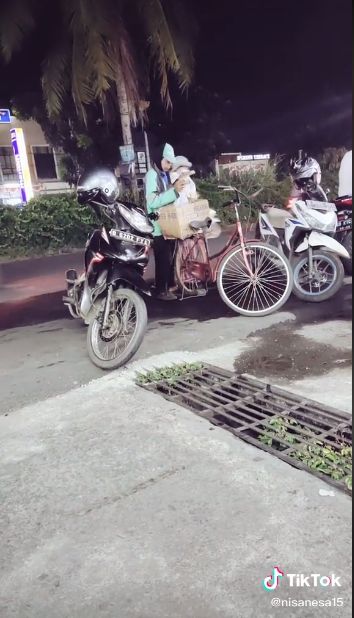Motornya Disita Leasing, Driver Ojol Ini Antar Makanan Pakai Sepeda