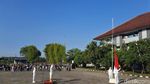 Pakai APD, Ganjar Upacara HUT RI Bareng Nakes-Pasien COVID-19