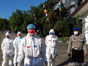 Berbaju Hazmat, Ganjar Upacara 17-an Bareng Nakes-Warga Isoman