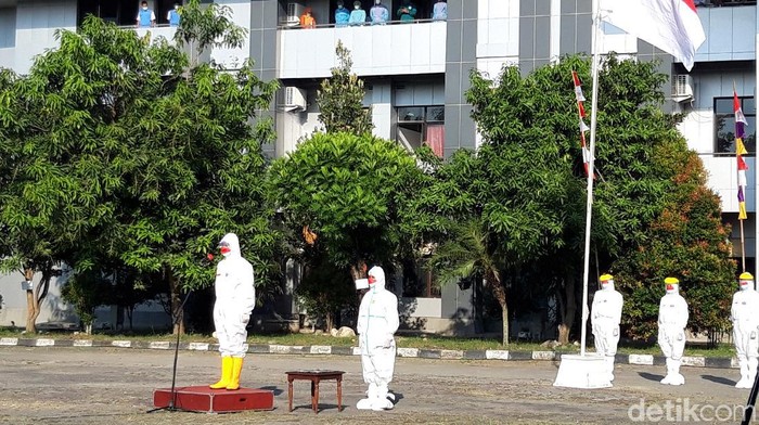 Pakai APD, Ganjar Upacara HUT RI Bareng Nakes dan Pasien COVID-19 Gubernur Jateng Ganjar Pranowo laksanakan upacara HUT RI bersama nakes dan warga yang terpapar COVID-19 di Boyolali. Ganjar tampak kenakan APD di saat upacara.