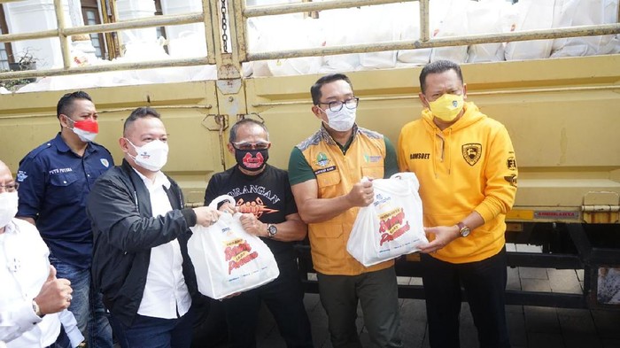 Pansaka serahkan bantuan sembako ke Gubernur Jabar Ridwan Kamill.