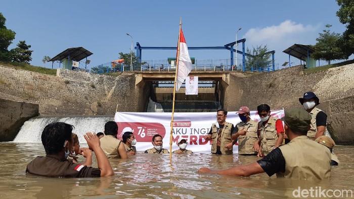 Pegiat lingkungan Karawang gelar upacara bendera di bawah Bendung Barugbug.