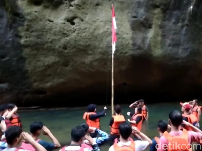 Pegiat wisata di Pangandaran gelar upacara bendera di tengah sungai.