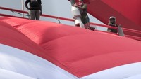 Warga berada di Jembatan Youtefa yang dipasang bendera Merah Putih di Jayapura, Papua. Jembatan ini diresmikan pada Oktober 2019 lalu.