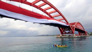 Kemegahan Jembatan Youtefa Berbalut Bendera Merah Putih