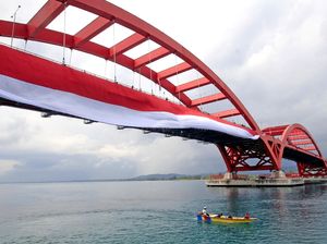 Kemegahan Jembatan Youtefa Berbalut Bendera Merah Putih