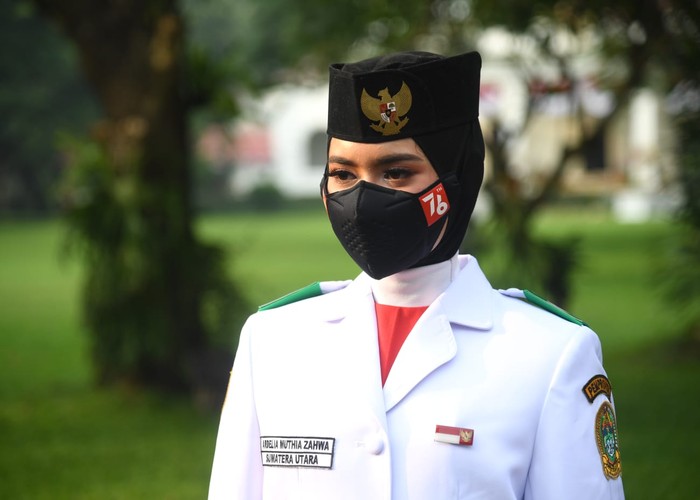 Pembawa baki Tim Indonesia Tangguh Ardelia Muthia Zahwa Pembawa baki Tim Indonesia Tangguh Ardelia Muthia Zahwa