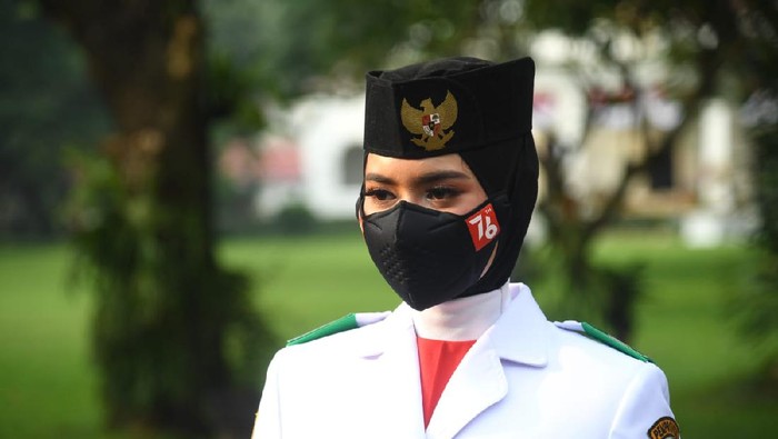 Pembawa baki Tim Indonesia Tangguh Ardelia Muthia Zahwa