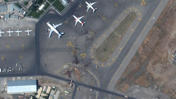 Penampakan dari Satelit Saat Bandara Afghanistan Ramai Diserbu Warga Warga berebut masuk pesawat untuk pergi dari Afghanistan usai Taliban merebut kekuasaan negara ini. Begini penampakannya dari satelit.